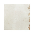 Witte keramische tegel Assisi White met lichte roestkleur aan de randen