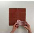 Roodbruine rechthoekige keramische tegels in een grid met Atlas Garnet Brillo 7,5x15