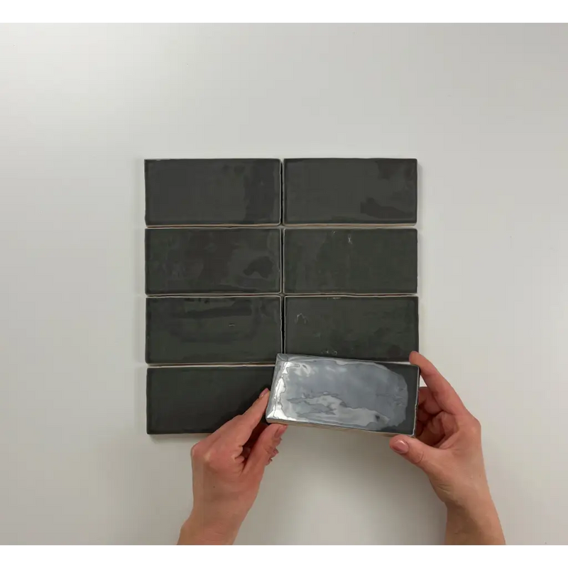Donkere rechthoekige keramische tegels in grid met Atlas Graphite Brillo 7,5x15