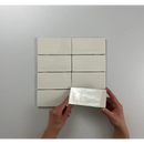 Handen houden een witte verpakking naast andere Atlas Ivory Brillo pakketten