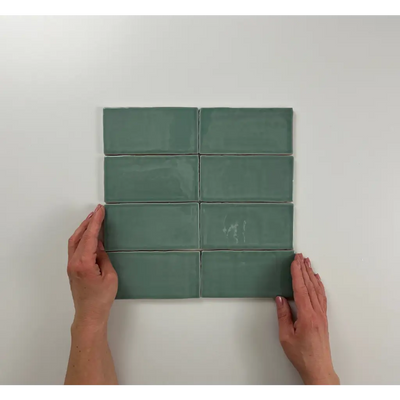 Sage green Atlas Jade Brillo keramische tegels in een horizontaal metselpatroon