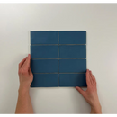 Blauwe rechthoekige tegels in een grid patroon van Atlas Marine Mate 7,5x15