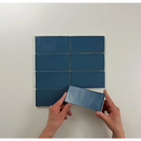 Handen rangschikken Atlas Marine Mate tegels in een mooi gridpatroon