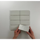 Witte rechthoekige blokken in een grid met handen die een Atlas Pearl Mate block vasthouden