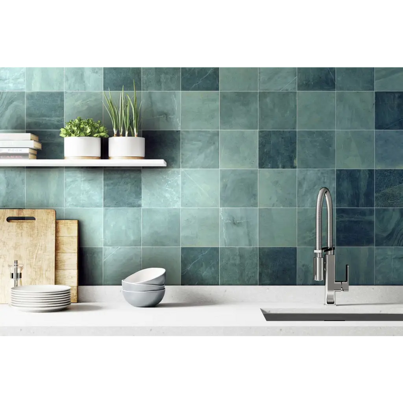 Moderne keuken backsplash met cerámica Bali Verde 33x33 in teal keramische tegels