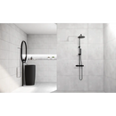 Moderne zwarte douchesysteem met regenhoofd en handdouche op Beton Cire Bercy Bianco