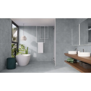 Moderne ovalen vrijstaand bad met een strakke witte afwerking en Beton Cire Bercy Blu decor