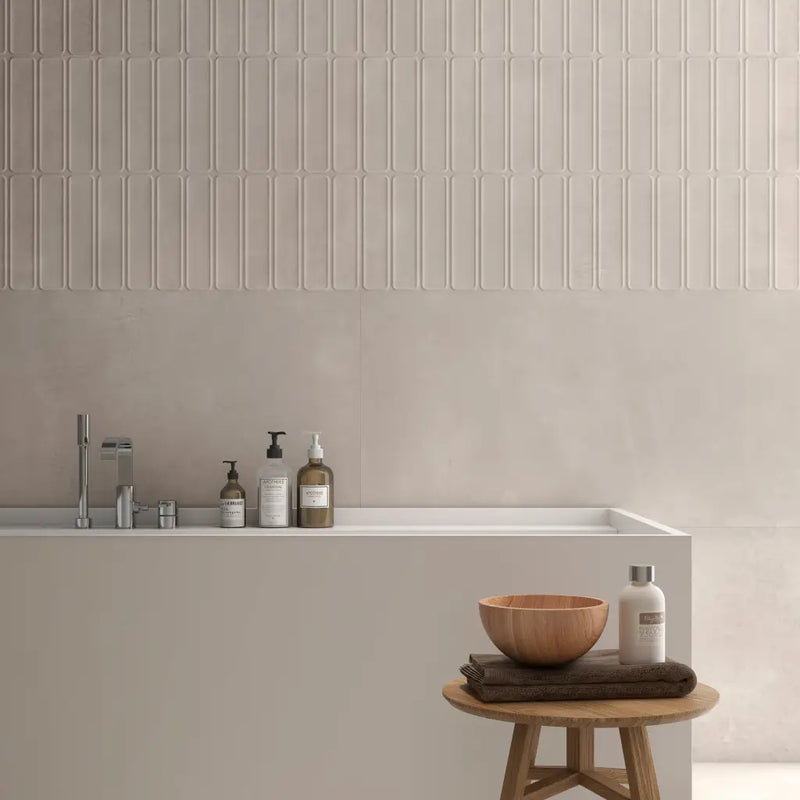 Moderne witte vrijstaande badkuip met chrome accessoires op Beton Cire Bercy Nude 60x120