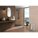 Moderne minimalistische badkamer met Beton Cire Bercy Terra 60x120, houten plank en ovale spiegel