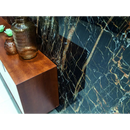 Een hoge, ribbelige amberkleurige glazen vaas op een houten console bij black golden pulido 120x120 rett