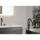 Matte zwarte gooseneck kraan met minimalistisch design bij Borneo Pearl Arrow wandtegel