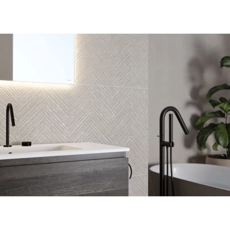 Matte zwarte gooseneck kraan met minimalistisch design bij Borneo Pearl Arrow wandtegel