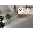 Witte ovale wastafel op houten zwevende badkamerkast met Borneo Pearl Esir decor wandtegel