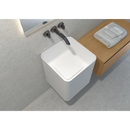 Moderne witte vierkante wastafel met muurbeugel zwarte kraan bij Borneo Pearl wandtegel