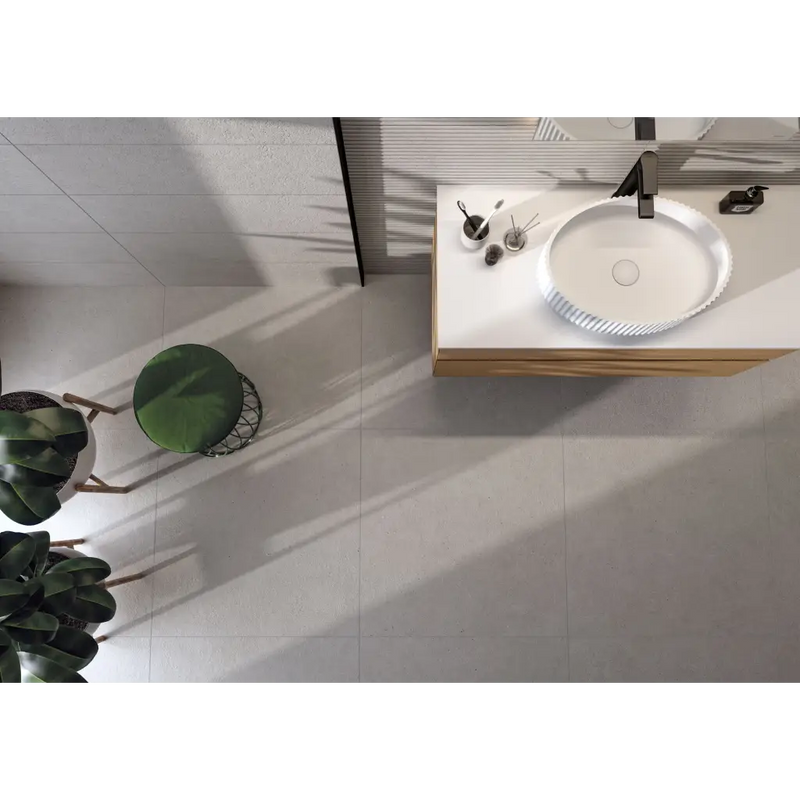 Witte ovale wastafel op een houten zwevende vaste badkamer van Borneo Pearl wandtegel 30x75 rett