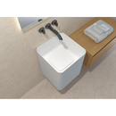 Moderne witte vierkante wastafel met zwart wandkraan op Borneo Sand 75x75 Rett