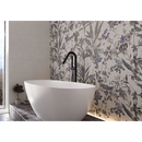 Moderne vrijstaande witte ovale badkuip met matte zwarte kraan en Borneo White Peek decor