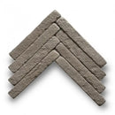 Ruwe textuur vloertegels Bourgondische Dallen Vicoli Castagno 29x4x2.5cm in chevron patroon