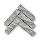 Alt tekst: Monster van vijf textuurlijke lichtgrijze Bourgondische Dallen Vicoli Lupo tegels in visgraat patroon