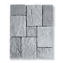 Een grey paving stone set met diverse sizes en texturen van Bourgondische Dallen Vicoli Old Grey module 4