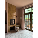 Gezellige boston brick downtown open haard met gele zellige tegels en diepte vuur opening