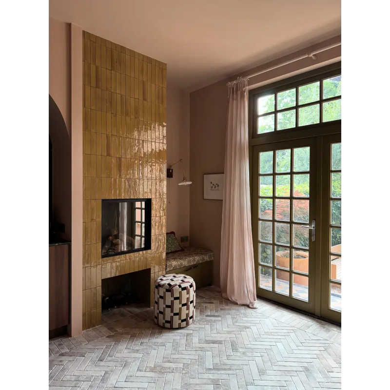 Gezellige boston brick downtown open haard met gele zellige tegels en diepte vuur opening