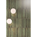 Twee witte bolvormige hanglampen tegen Brick Raku Emerald mozaiektegel 35x35cm groene muur