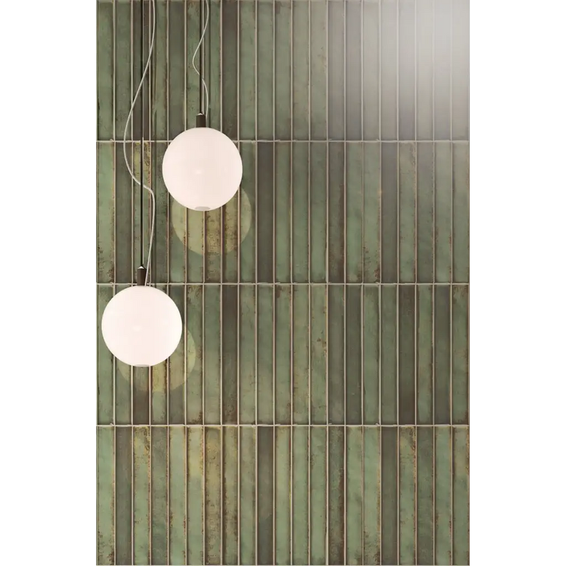 Twee witte bolvormige hanglampen tegen Brick Raku Emerald mozaiektegel 35x35cm groene muur