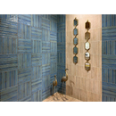 Blauwe en beige tegelwanden met spiegels en vogelbeeldjes in brick raku turquoise mozaiektegel 35x35cm