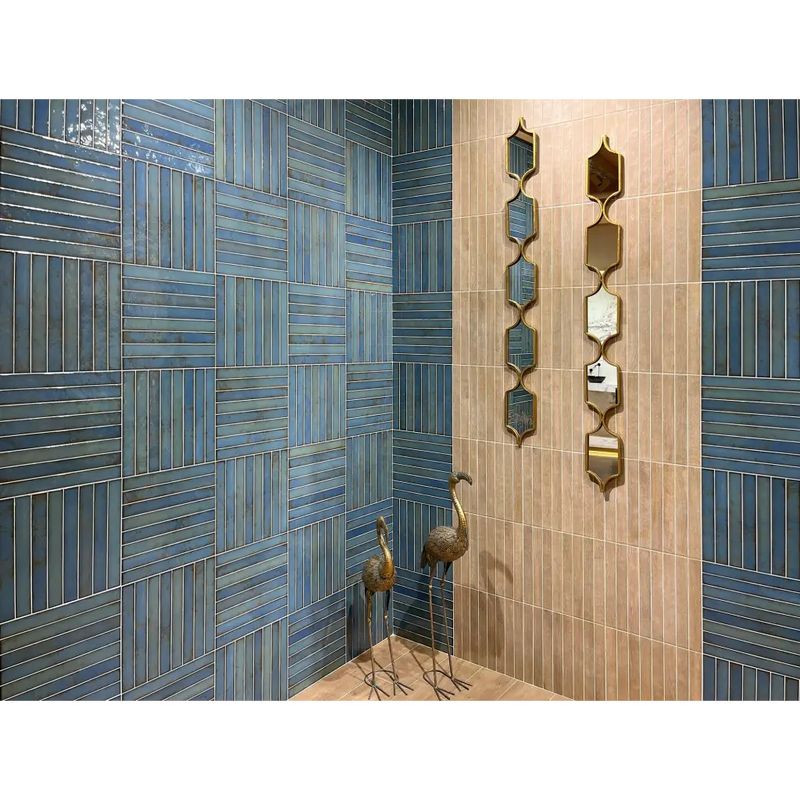 Blauwe en beige tegelwanden met spiegels en vogelbeeldjes in brick raku turquoise mozaiektegel 35x35cm