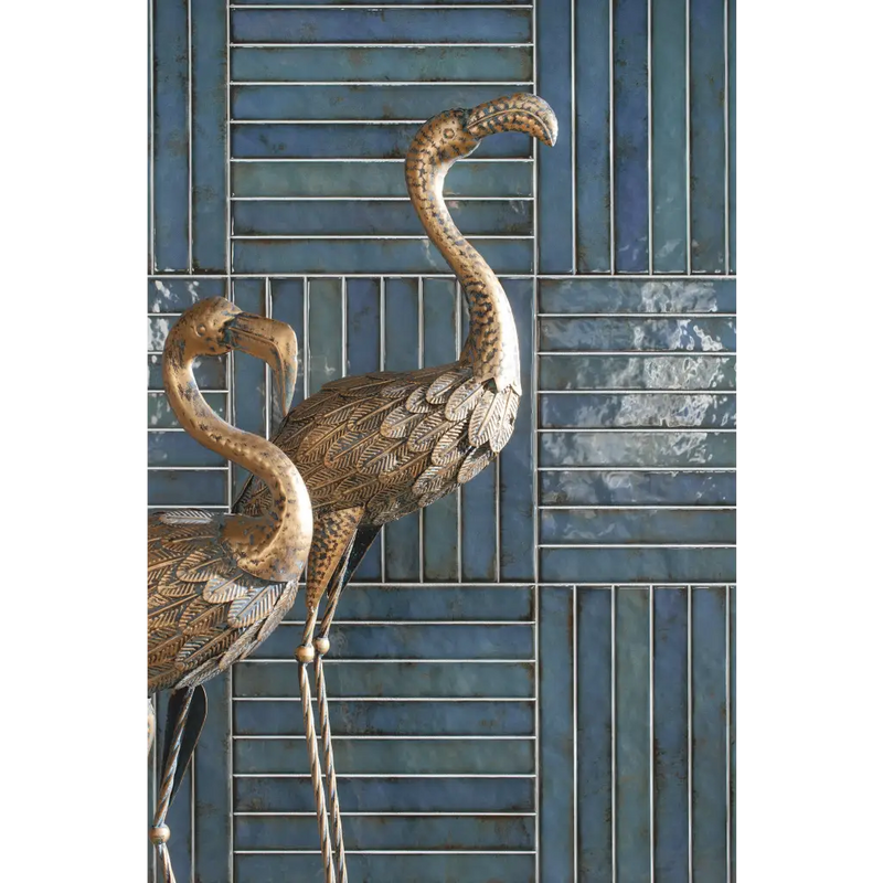 Decoratieve metalen flamingobeelden op Brick Raku turquoise mozaiektegel 35x35cm