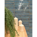 Drie roomkleurige ongeruite pilaarkaarsen op Brick Raku Turquoise mozaiektegel 35x35cm