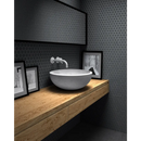 Witte wastafel op houten zwevende badkamerkast bij Goof Mozaiek Hexagon donkergrijs