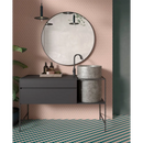 Moderne badkamer met Goof Mozaiek Hexagon roze, betonnen wastafel en ronde spiegel