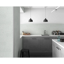 Moderne minimalistische keuken met goof mozaiek hexagon statuario en stalen pendellampen