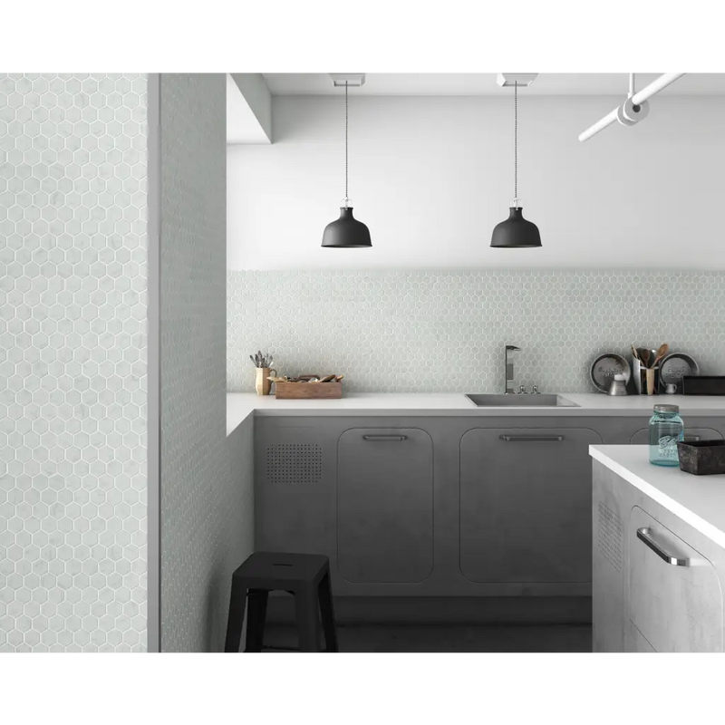 Moderne minimalistische keuken met goof mozaiek hexagon statuario en stalen pendellampen