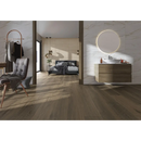 Moderne slaapkamer met Camden Walnut 25x150 rect en marmerlook wanden op donkere vloer