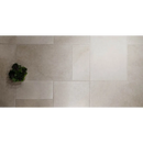 Groene plantenwand met Chantilly Melange 60x90 chip voor een frisse uitstraling