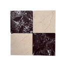 Vier gepolijste marble tegels chess rosa levanto met contrasterende donkere en lichte aders in zwart, beige en bordeaux