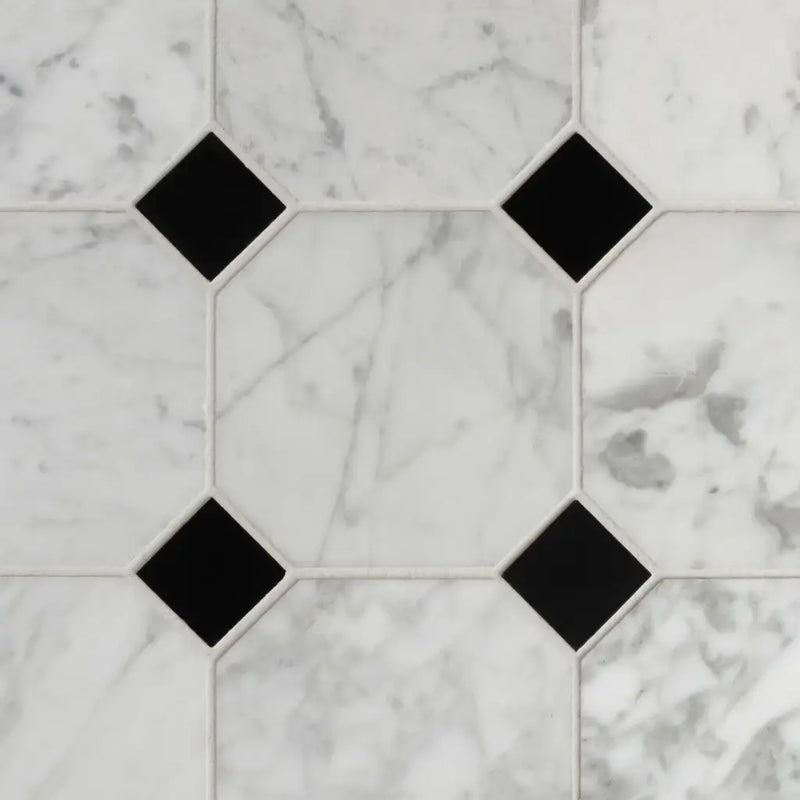 White marble classico 30x30 vloertegels met zwarte diamantvormige accenten voor wandtegels en vloeren