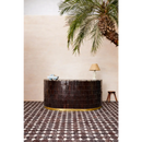 Donkere bruine mozaïek-tegel receptiebalie met gouden basis van Cleo Rosa Levanto Limbrastone