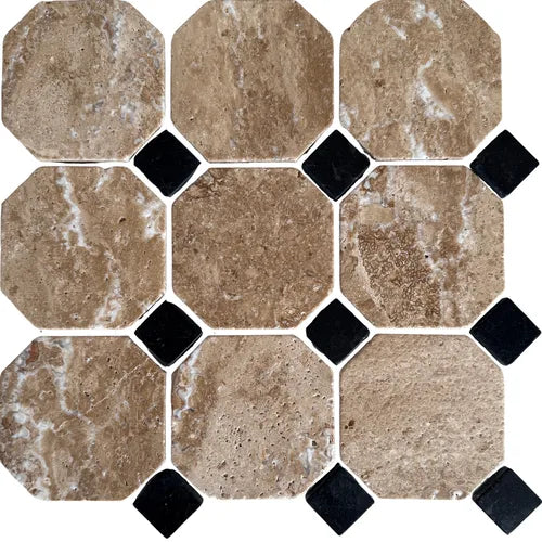 Bruine octagonale mozaïek tegels met zwarte vierkante accenten in Cleo Yellow Travertin