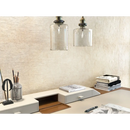 Twee helder glazen pendellampen boven een Code Sand 40x120 rett bureau