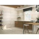 Moderne L-vormige keuken met houten kasten en Code Tesla Sand 40x120 keramische tegel