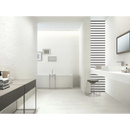 Minimalistische witte badkamer met Code Tesla White 40x120, zwevende wastafels en vrijstaand bad