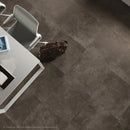 Donkere leren aktetas op de vloer met Codec Antraciet 60x60 rett