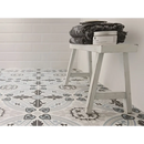 Witte houten kruk met opgevouwen dekens, perfect voor de mooie collectie 20x20 tegels