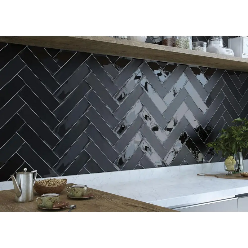 Donkergrijze herringbone tegels met gradientpatroon in Colonial Black Glans 7,5x30