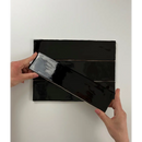 Zwarte glanzende Colonial Black glans 7,5x30 panelen worden van elkaar getrokken