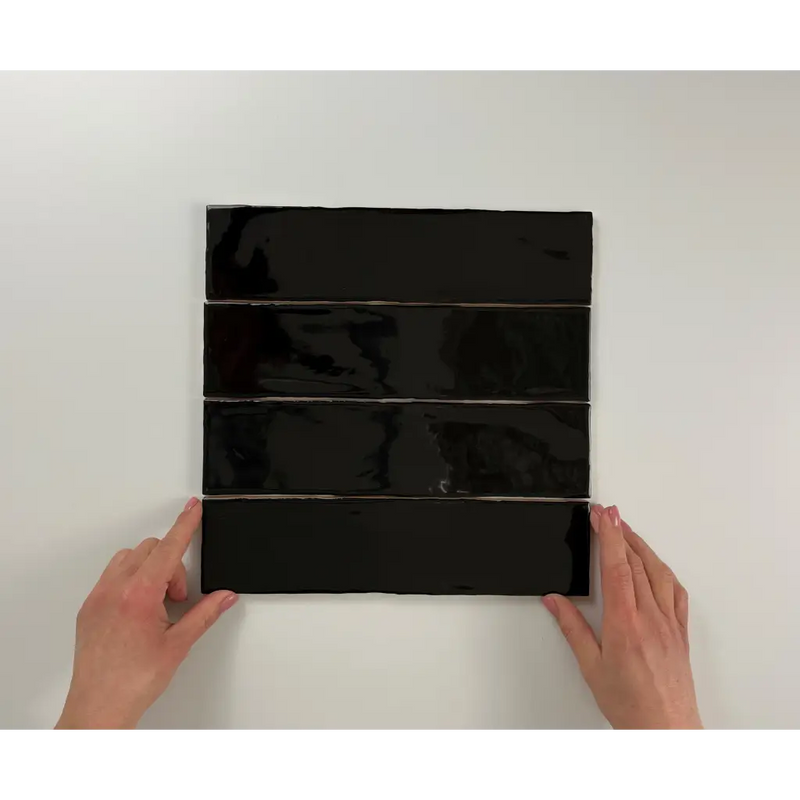 Zwarte rechthoekige tegels in vier rijen van Colonial Black Glans 7,5x30